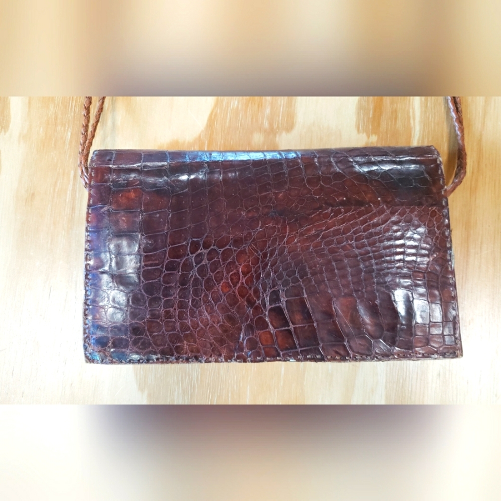 Elegant Brown Crocodile-Embossed Crossbody Bag